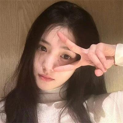 公园里的女孩封面